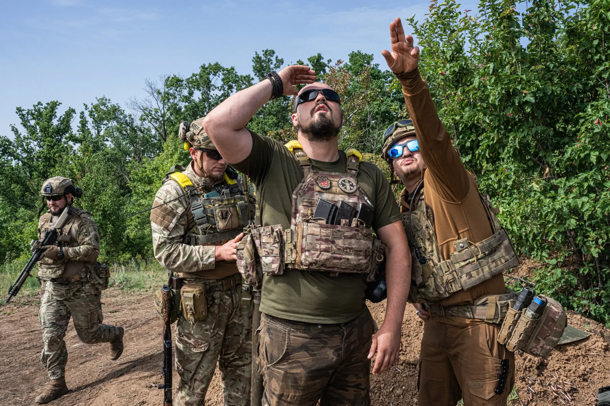 Українські зенітники стежать за бортовим російським безпілотником зі своїх позицій поблизу Бахмута та Торецька.